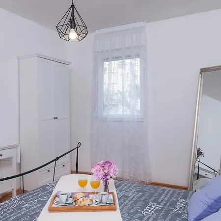In With Balcony, Air Conditioning, Wifi, Washing Machine 4378-1 Apartmán *