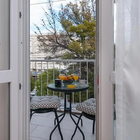 In With Balcony, Air Conditioning, Wifi, Washing Machine 4378-1 Apartment