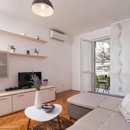 In With Balcony, Air Conditioning, Wifi, Washing Machine 4378-1 Apartment