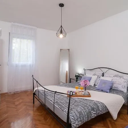 In With Balcony, Air Conditioning, Wifi, Washing Machine 4378-1 Apartment *